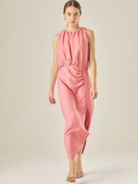 Vestido midi sin mangas con escote redondo y drapeado sutil en la cintura que favorece la silueta. Su tejido suave y caída elegante crean un look sofisticado y minimalista, perfecto para ocasiones que requieren un estilo refinado y actual.

Detalles:

Color: Coral

Material: 85% Rayon 15% Lino

Cuidado: Lavar a mano con jabó