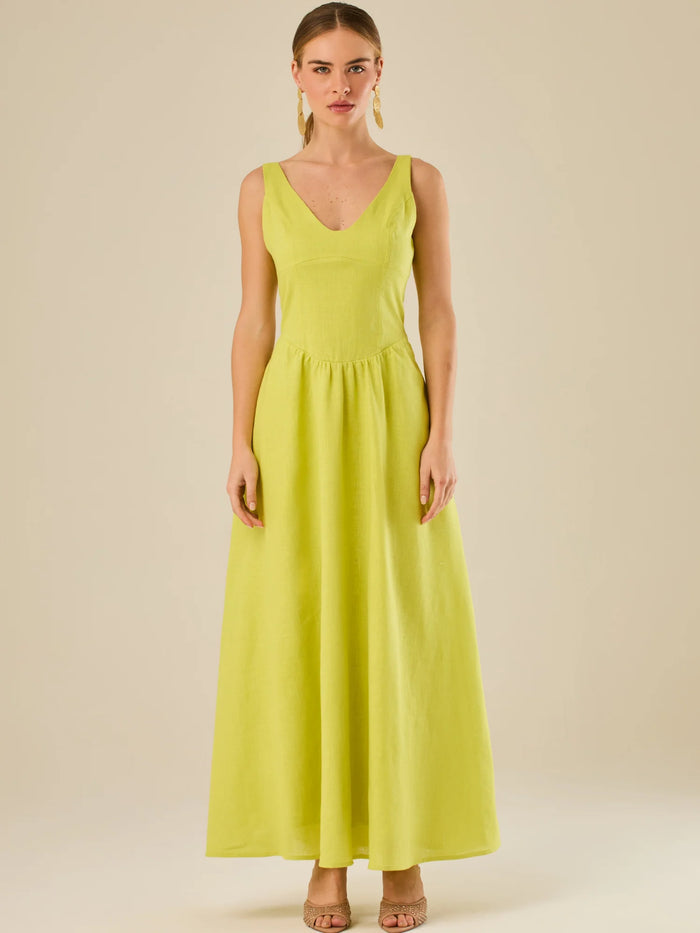 Vestido largo sin mangas con escote sutilmente curvado. El talle entallado contrasta con la amplitud de la falda, creando una silueta fluida y elegante. Una propuesta fresca, pensada para climas cálidos o eventos al aire libre, con un aire relajado que no pierde sofisticación.

Detalles:

Color: Lima