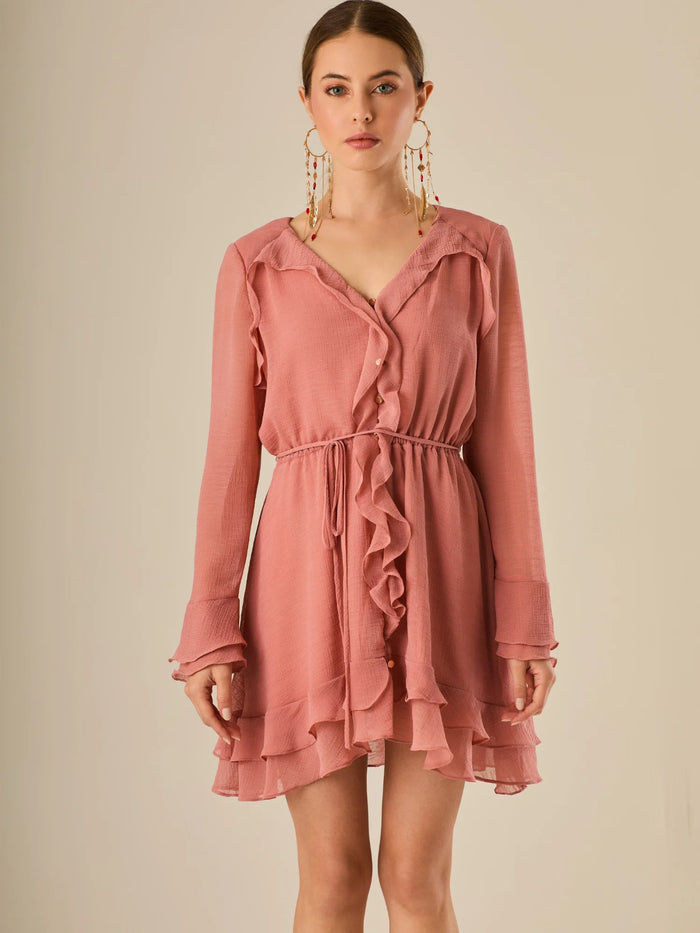 Vestido corto con mangas largas, detalle de volantes y ajuste en la cintura que realza la figura. Su textura ligera y movimiento delicado lo hacen perfecto para un look romántico, femenino y encantador, ideal para ocasiones especiales o salidas con estilo.

Color: Coral

Material: 100% Poliéster