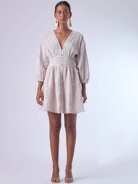 Este vestido de silueta femenina combina un escote en V profundo con una cintura marcada que estiliza la figura. Con mangas 3/4 ligeramente abullonadas y delicados detalles bordados, es una prenda ideal para ocasiones especiales de día o eventos semi formales. Su botonadura frontal añade un toque romántico y clásico que realza su diseño atemporal.