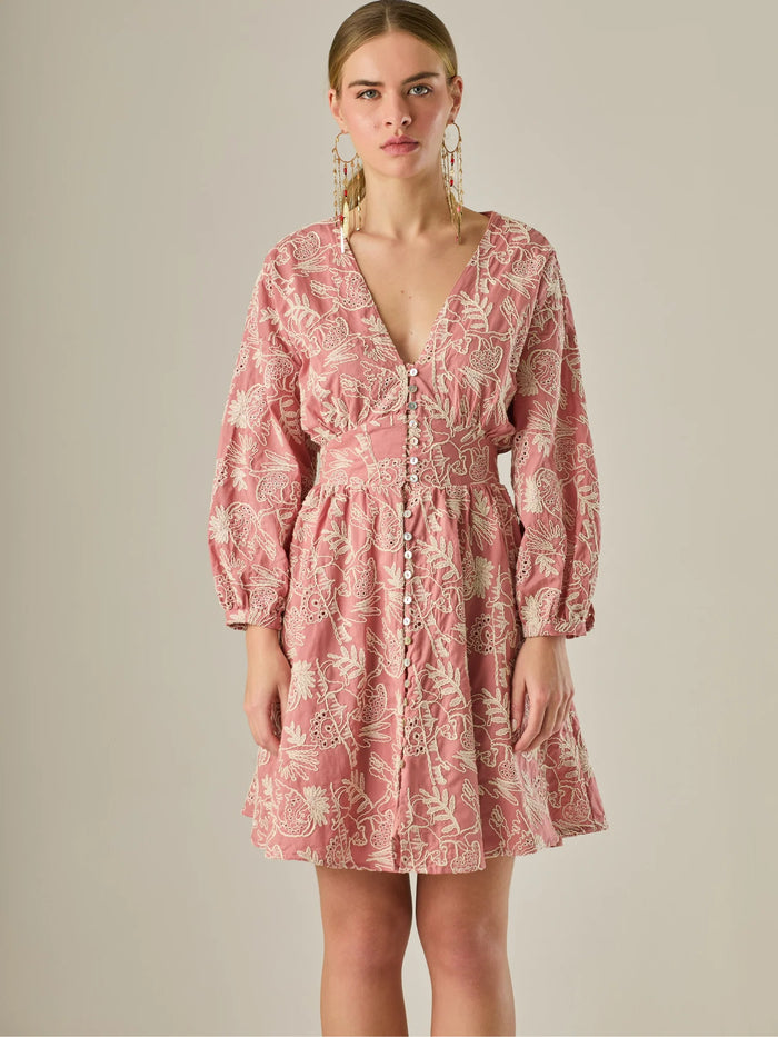 Este vestido de silueta femenina combina un escote en V profundo con una cintura marcada que estiliza la figura. Con mangas 3/4 ligeramente abullonadas y delicados detalles bordados, es una prenda ideal para ocasiones especiales de día o eventos semi formales. Su botonadura frontal añade un toque romántico y clásico que realza su diseño atemporal.

Detalles:

Color: Coral