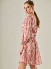 Este vestido de silueta femenina combina un escote en V profundo con una cintura marcada que estiliza la figura. Con mangas 3/4 ligeramente abullonadas y delicados detalles bordados, es una prenda ideal para ocasiones especiales de día o eventos semi formales. Su botonadura frontal añade un toque romántico y clásico que realza su diseño atemporal.

Detalles:

Color: Coral
