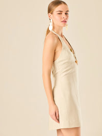 Vestido corto en tono crema de silueta ajustada con escote halter profundo que se adorna con un original detalle de argollas decorativas en el centro del busto, creando un sutil efecto de abertura. Su diseño minimalista con acento sensual lo convierte en una prenda ideal para ocasiones especiales con un toque moderno y sofisticado.

Color: Cemento

Material: 92% Rayon 8% poliester

Características: Incluye hebilla.
