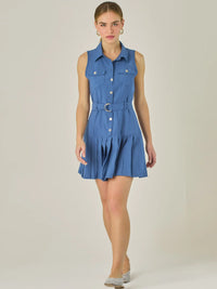 Vestido corto sin mangas con estructura camisera, bolsillos frontales y falda plisada que aporta movimiento y estilo. El cinturón ajustable realza la silueta, logrando un look casual con un toque sofisticado, ideal para días activos con mucho estilo.

Detalles:

Color: Azul

Material: 93% Rayón 7% Poliéster