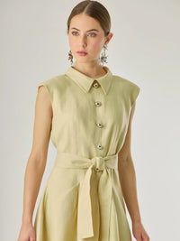 Vestido corto sin mangas con botones frontales y cuello camisero, complementado con un lazo que define la cintura. Su diseño sencillo y femenino lo convierte en una opción ideal para un look casual con un aire sofisticado y fresco.

Color: Vainilla

Material: Lino