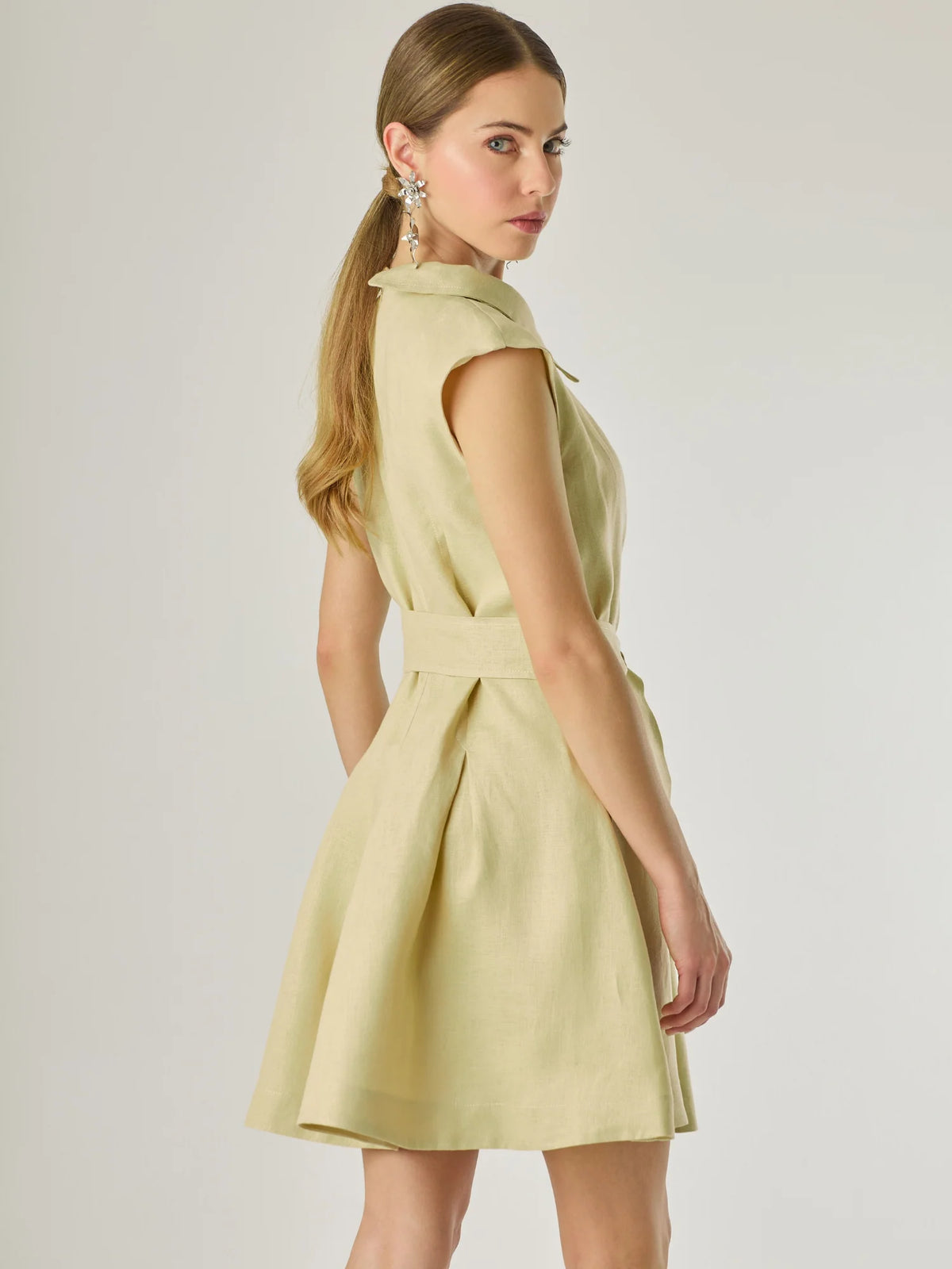 Vestido corto sin mangas con botones frontales y cuello camisero, complementado con un lazo que define la cintura. Su diseño sencillo y femenino lo convierte en una opción ideal para un look casual con un aire sofisticado y fresco.

Color: Vainilla

Material: Lino