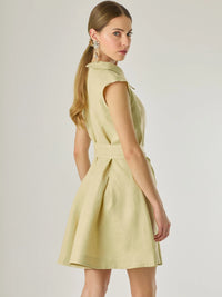Vestido corto sin mangas con botones frontales y cuello camisero, complementado con un lazo que define la cintura. Su diseño sencillo y femenino lo convierte en una opción ideal para un look casual con un aire sofisticado y fresco.

Color: Vainilla

Material: Lino