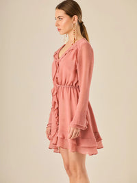 Vestido corto con mangas largas, detalle de volantes y ajuste en la cintura que realza la figura. Su textura ligera y movimiento delicado lo hacen perfecto para un look romántico, femenino y encantador, ideal para ocasiones especiales o salidas con estilo.

Color: Coral

Material: 100% Poliéster