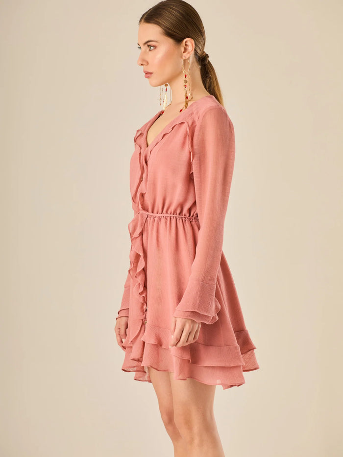 Vestido corto con mangas largas, detalle de volantes y ajuste en la cintura que realza la figura. Su textura ligera y movimiento delicado lo hacen perfecto para un look romántico, femenino y encantador, ideal para ocasiones especiales o salidas con estilo.

Color: Coral

Material: 100% Poliéster