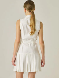 Vestido corto sin mangas con estructura camisera, bolsillos frontales y falda plisada que aporta movimiento y estilo. El cinturón ajustable realza la silueta, logrando un look casual con un toque sofisticado, ideal para días activos con mucho estilo.

Detalles:

Color: Blanco Perla

Material: 93% Rayón 7% Poliéster

Características: Incluye cinturón a tono .