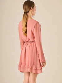Vestido corto con mangas largas, detalle de volantes y ajuste en la cintura que realza la figura. Su textura ligera y movimiento delicado lo hacen perfecto para un look romántico, femenino y encantador, ideal para ocasiones especiales o salidas con estilo.

Color: Coral

Material: 100% Poliéster