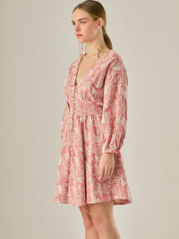 Este vestido de silueta femenina combina un escote en V profundo con una cintura marcada que estiliza la figura. Con mangas 3/4 ligeramente abullonadas y delicados detalles bordados, es una prenda ideal para ocasiones especiales de día o eventos semi formales. Su botonadura frontal añade un toque romántico y clásico que realza su diseño atemporal.

Detalles:

Color: Coral