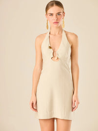 Vestido corto en tono crema de silueta ajustada con escote halter profundo que se adorna con un original detalle de argollas decorativas en el centro del busto, creando un sutil efecto de abertura. Su diseño minimalista con acento sensual lo convierte en una prenda ideal para ocasiones especiales con un toque moderno y sofisticado.

Color: Cemento

Material: 92% Rayon 8% poliester

Características: Incluye hebilla.