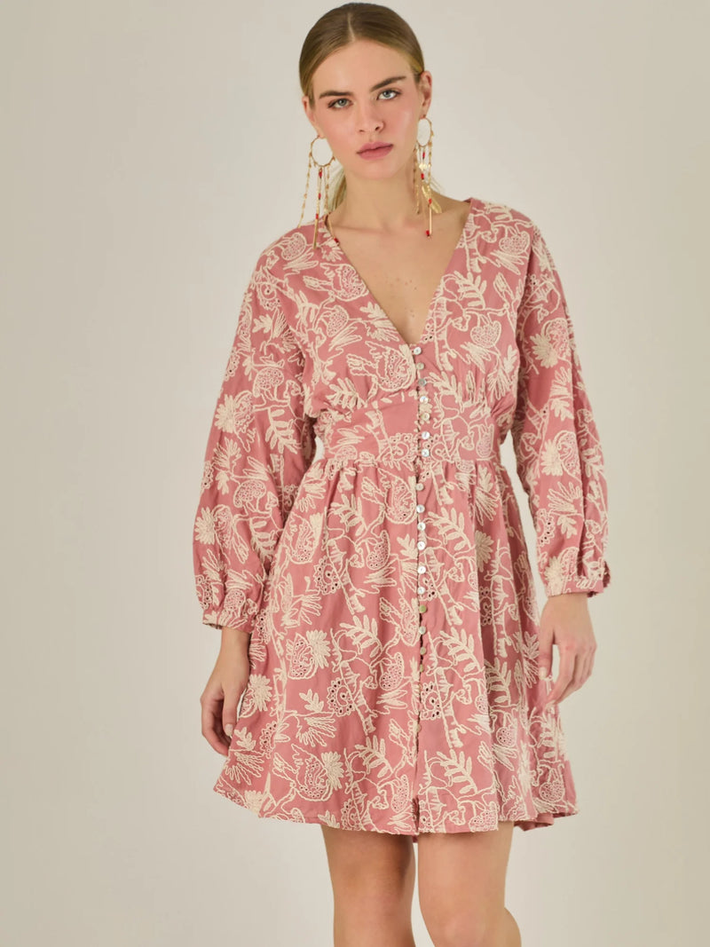 Este vestido de silueta femenina combina un escote en V profundo con una cintura marcada que estiliza la figura. Con mangas 3/4 ligeramente abullonadas y delicados detalles bordados, es una prenda ideal para ocasiones especiales de día o eventos semi formales. Su botonadura frontal añade un toque romántico y clásico que realza su diseño atemporal.

Detalles:

Color: Coral