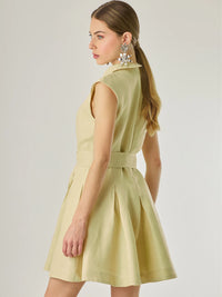 Vestido corto sin mangas con botones frontales y cuello camisero, complementado con un lazo que define la cintura. Su diseño sencillo y femenino lo convierte en una opción ideal para un look casual con un aire sofisticado y fresco.

Color: Vainilla

Material: Lino