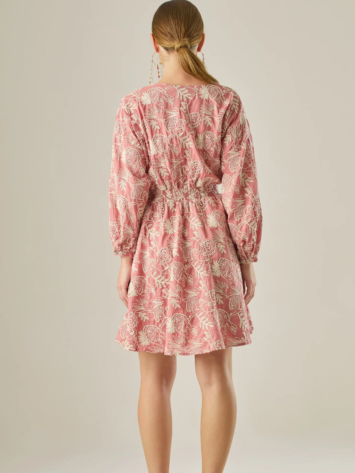 Este vestido de silueta femenina combina un escote en V profundo con una cintura marcada que estiliza la figura. Con mangas 3/4 ligeramente abullonadas y delicados detalles bordados, es una prenda ideal para ocasiones especiales de día o eventos semi formales. Su botonadura frontal añade un toque romántico y clásico que realza su diseño atemporal.

Detalles:

Color: Coral