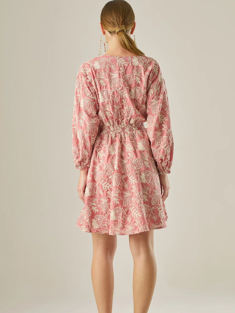 Este vestido de silueta femenina combina un escote en V profundo con una cintura marcada que estiliza la figura. Con mangas 3/4 ligeramente abullonadas y delicados detalles bordados, es una prenda ideal para ocasiones especiales de día o eventos semi formales. Su botonadura frontal añade un toque romántico y clásico que realza su diseño atemporal.

Detalles:

Color: Coral