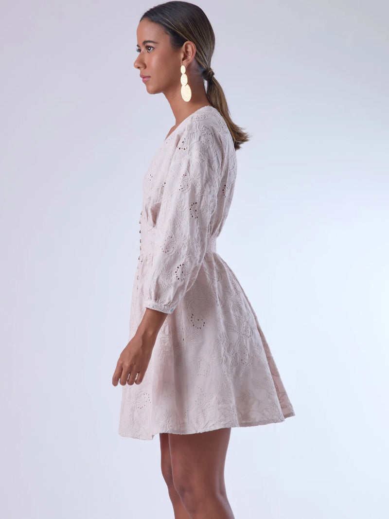 Este vestido de silueta femenina combina un escote en V profundo con una cintura marcada que estiliza la figura. Con mangas 3/4 ligeramente abullonadas y delicados detalles bordados, es una prenda ideal para ocasiones especiales de día o eventos semi formales. Su botonadura frontal añade un toque romántico y clásico que realza su diseño atemporal.