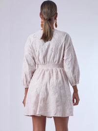 Este vestido de silueta femenina combina un escote en V profundo con una cintura marcada que estiliza la figura. Con mangas 3/4 ligeramente abullonadas y delicados detalles bordados, es una prenda ideal para ocasiones especiales de día o eventos semi formales. Su botonadura frontal añade un toque romántico y clásico que realza su diseño atemporal.