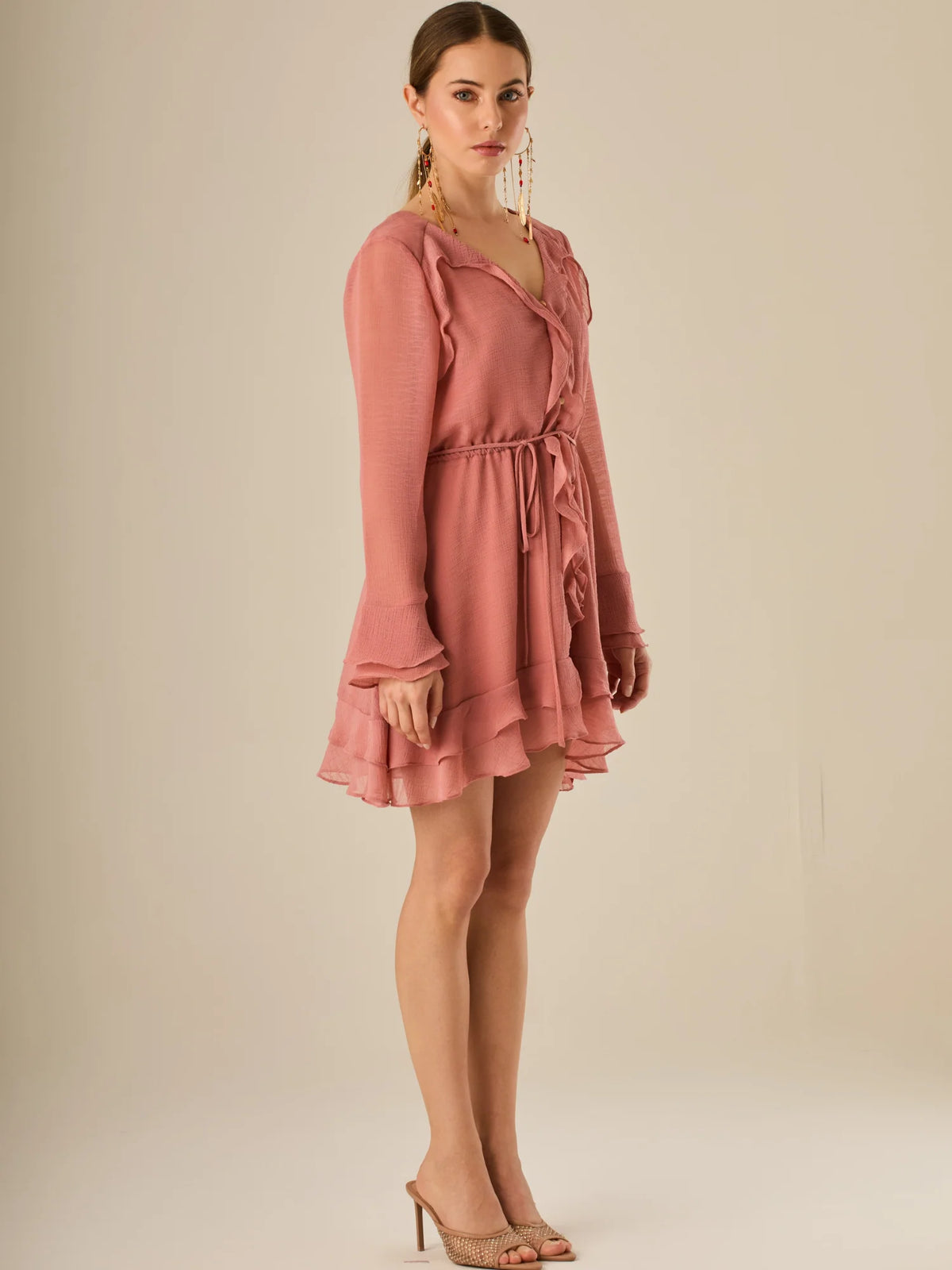 Vestido corto con mangas largas, detalle de volantes y ajuste en la cintura que realza la figura. Su textura ligera y movimiento delicado lo hacen perfecto para un look romántico, femenino y encantador, ideal para ocasiones especiales o salidas con estilo.

Color: Coral

Material: 100% Poliéster