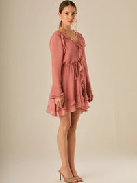 Vestido corto con mangas largas, detalle de volantes y ajuste en la cintura que realza la figura. Su textura ligera y movimiento delicado lo hacen perfecto para un look romántico, femenino y encantador, ideal para ocasiones especiales o salidas con estilo.

Color: Coral

Material: 100% Poliéster