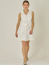 Vestido corto sin mangas con estructura camisera, bolsillos frontales y falda plisada que aporta movimiento y estilo. El cinturón ajustable realza la silueta, logrando un look casual con un toque sofisticado, ideal para días activos con mucho estilo.

Detalles:

Color: Blanco Perla

Material: 93% Rayón 7% Poliéster

Características: Incluye cinturón a tono .