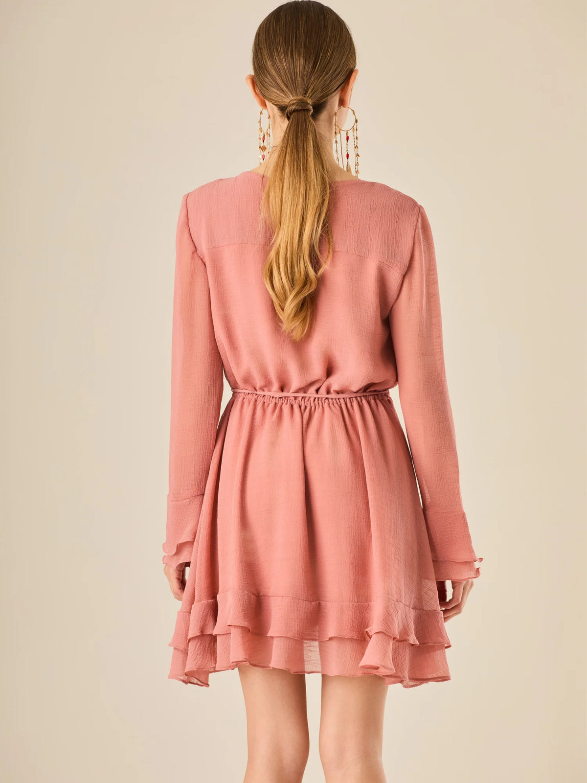 Vestido corto con mangas largas, detalle de volantes y ajuste en la cintura que realza la figura. Su textura ligera y movimiento delicado lo hacen perfecto para un look romántico, femenino y encantador, ideal para ocasiones especiales o salidas con estilo.

Color: Coral

Material: 100% Poliéster