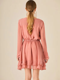 Vestido corto con mangas largas, detalle de volantes y ajuste en la cintura que realza la figura. Su textura ligera y movimiento delicado lo hacen perfecto para un look romántico, femenino y encantador, ideal para ocasiones especiales o salidas con estilo.

Color: Coral

Material: 100% Poliéster