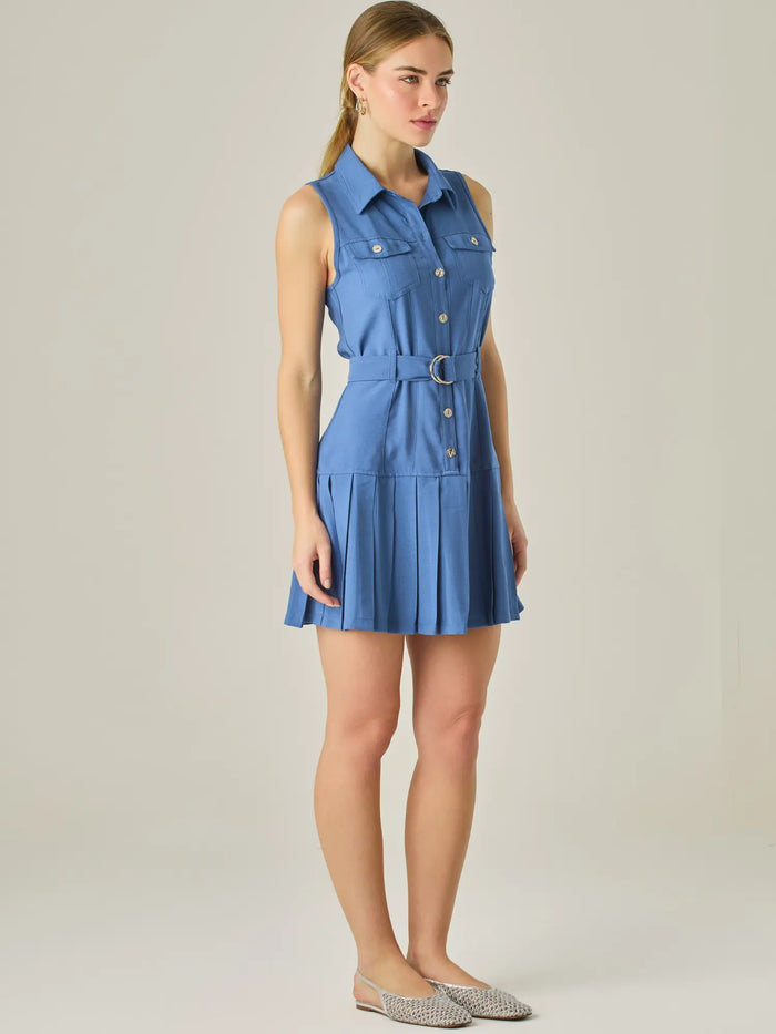 Vestido corto sin mangas con estructura camisera, bolsillos frontales y falda plisada que aporta movimiento y estilo. El cinturón ajustable realza la silueta, logrando un look casual con un toque sofisticado, ideal para días activos con mucho estilo.

Detalles:

Color: Azul

Material: 93% Rayón 7% Poliéster