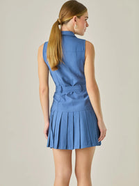 Vestido corto sin mangas con estructura camisera, bolsillos frontales y falda plisada que aporta movimiento y estilo. El cinturón ajustable realza la silueta, logrando un look casual con un toque sofisticado, ideal para días activos con mucho estilo.

Detalles:

Color: Azul

Material: 93% Rayón 7% Poliéster