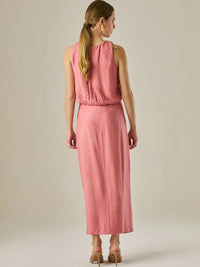 Vestido midi sin mangas con escote redondo y drapeado sutil en la cintura que favorece la silueta. Su tejido suave y caída elegante crean un look sofisticado y minimalista, perfecto para ocasiones que requieren un estilo refinado y actual.

Detalles:

Color: Coral

Material: 85% Rayon 15% Lino

Cuidado: Lavar a mano con jabó