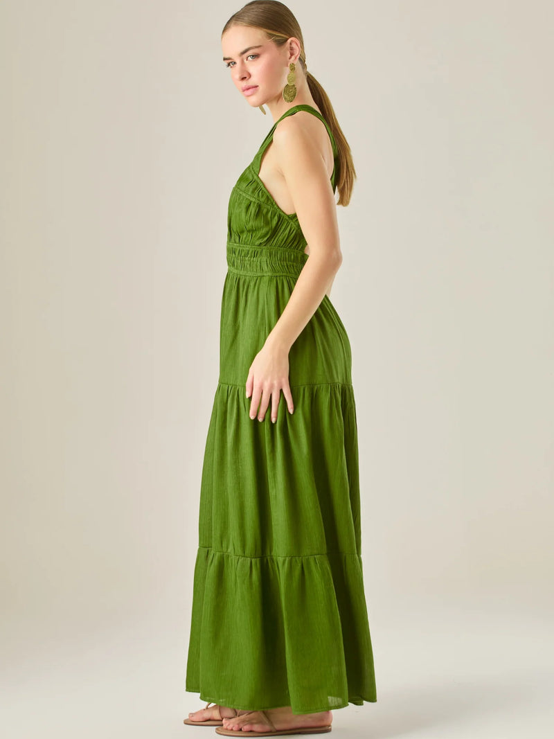 Vestido largo con escote cruzado y espalda descubierta, diseñado con nido de abeja en la cintura que realza la silueta. Su falda amplia en capas añade movimiento y frescura, ideal para un look sofisticado y relajado con un toque natural y encantador.

Detalles:

Color: Verde