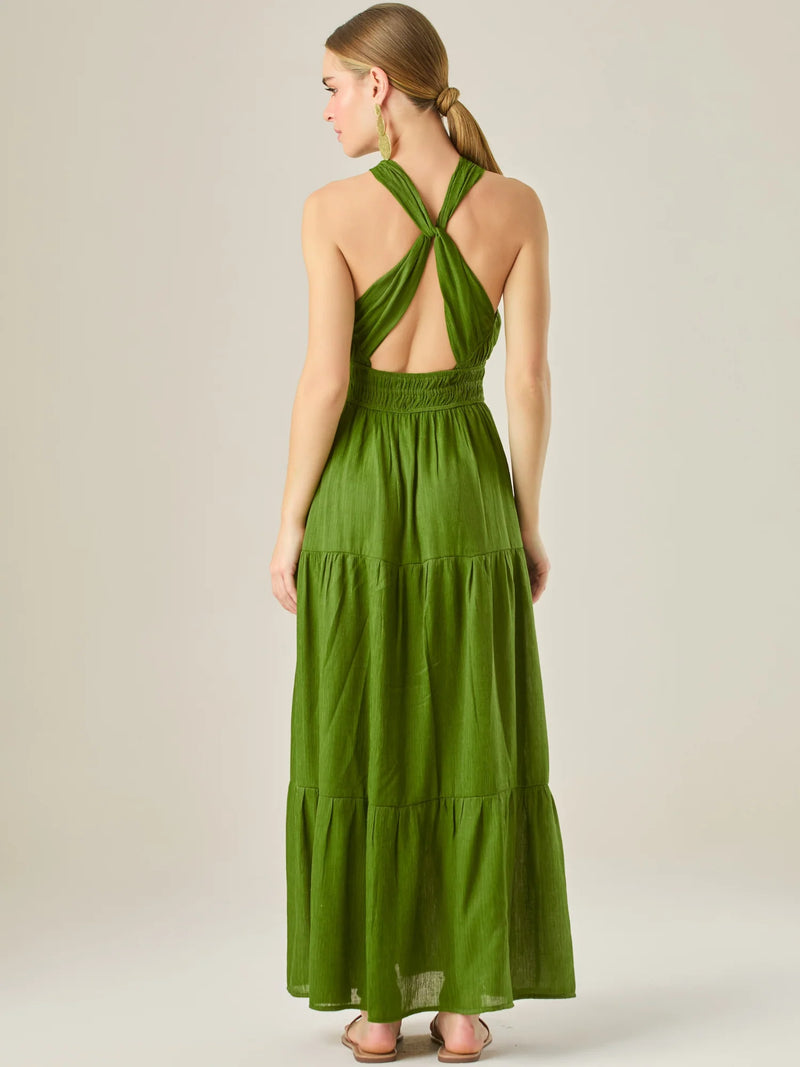 Vestido largo con escote cruzado y espalda descubierta, diseñado con nido de abeja en la cintura que realza la silueta. Su falda amplia en capas añade movimiento y frescura, ideal para un look sofisticado y relajado con un toque natural y encantador.

Detalles:

Color: Verde