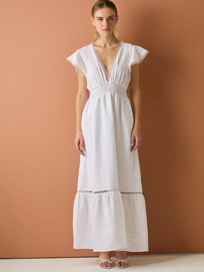 Vestido largo con escote en V profundo, mangas cortas con detalle calado y cintura elástica que define la silueta. Su diseño ligero y romántico combina frescura y feminidad, ideal para un look veraniego con un encanto natural y sofisticado.

Detalles:

Color: Blanco