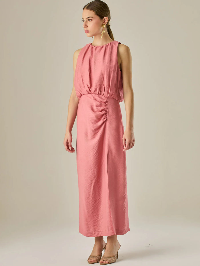 Vestido midi sin mangas con escote redondo y drapeado sutil en la cintura que favorece la silueta. Su tejido suave y caída elegante crean un look sofisticado y minimalista, perfecto para ocasiones que requieren un estilo refinado y actual.

Detalles:

Color: Coral

Material: 85% Rayon 15% Lino

Cuidado: Lavar a mano con jabó