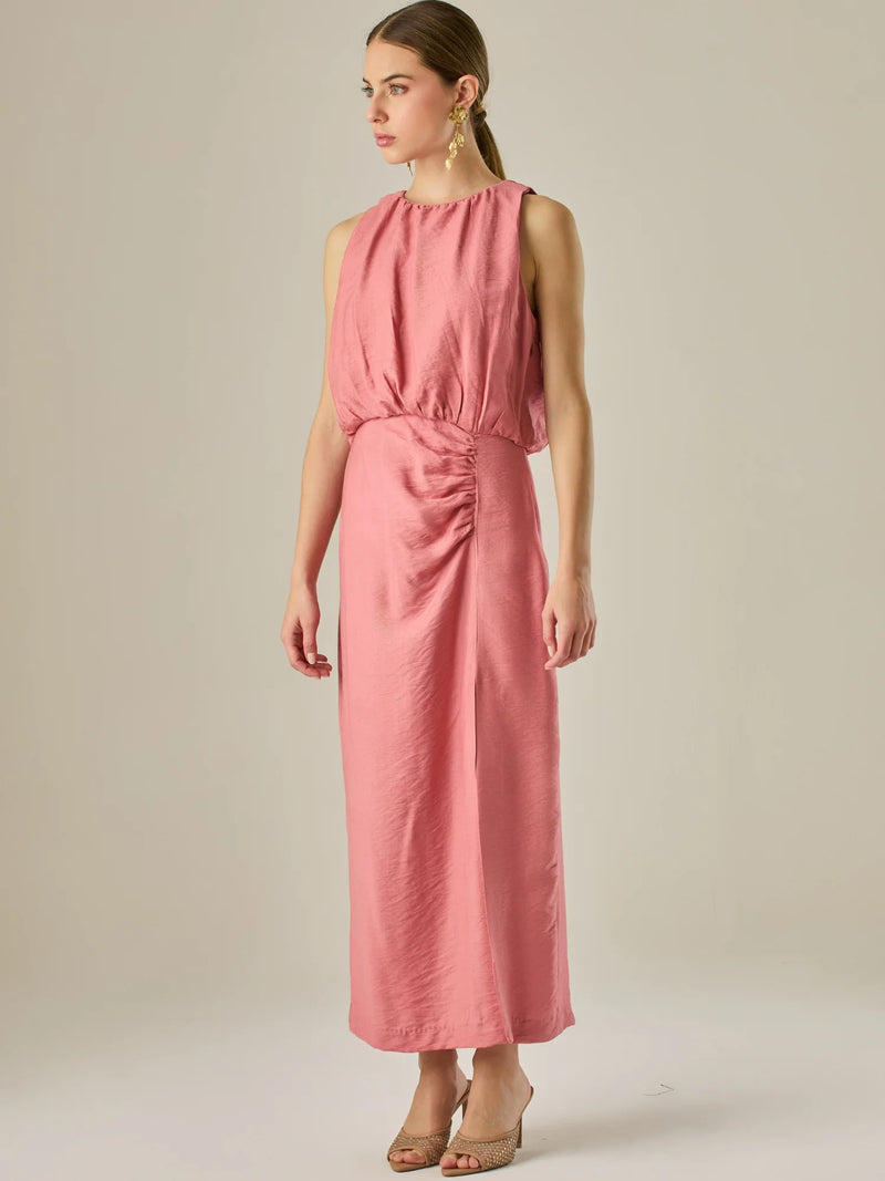 Vestido midi sin mangas con escote redondo y drapeado sutil en la cintura que favorece la silueta. Su tejido suave y caída elegante crean un look sofisticado y minimalista, perfecto para ocasiones que requieren un estilo refinado y actual.

Detalles:

Color: Coral

Material: 85% Rayon 15% Lino

Cuidado: Lavar a mano con jabó