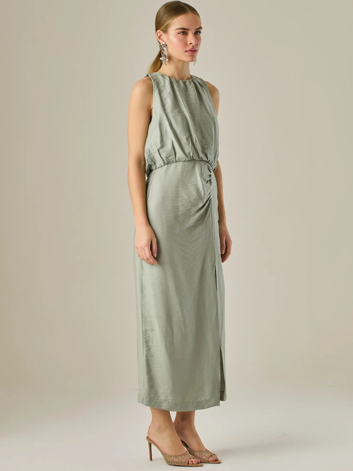 Vestido midi sin mangas con escote redondo y drapeado sutil en la cintura que favorece la silueta. Su tejido suave y caída elegante crean un look sofisticado y minimalista, perfecto para ocasiones que requieren un estilo refinado y actual.

Detalles:

Color: Verde

Material: 85% Rayon 15% Lino
