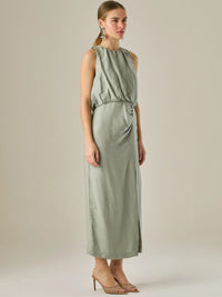Vestido midi sin mangas con escote redondo y drapeado sutil en la cintura que favorece la silueta. Su tejido suave y caída elegante crean un look sofisticado y minimalista, perfecto para ocasiones que requieren un estilo refinado y actual.

Detalles:

Color: Verde

Material: 85% Rayon 15% Lino