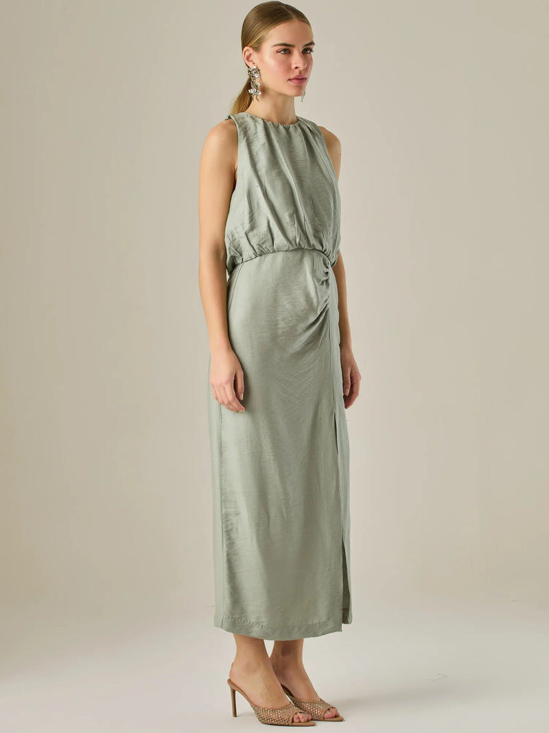 Vestido midi sin mangas con escote redondo y drapeado sutil en la cintura que favorece la silueta. Su tejido suave y caída elegante crean un look sofisticado y minimalista, perfecto para ocasiones que requieren un estilo refinado y actual.

Detalles:

Color: Verde

Material: 85% Rayon 15% Lino
