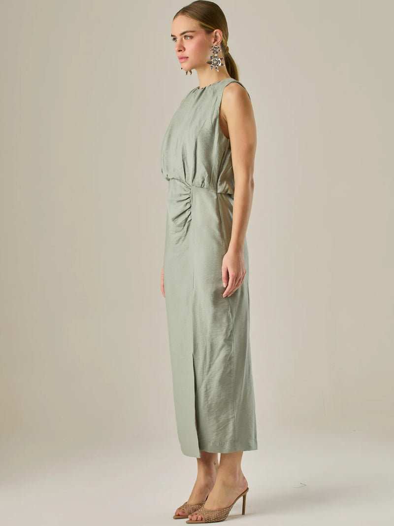 Vestido midi sin mangas con escote redondo y drapeado sutil en la cintura que favorece la silueta. Su tejido suave y caída elegante crean un look sofisticado y minimalista, perfecto para ocasiones que requieren un estilo refinado y actual.

Detalles:

Color: Verde

Material: 85% Rayon 15% Lino