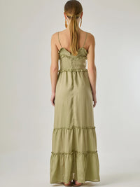 Vestido largo con volantes delicados y silueta fluida, ideal para un look femenino y relajado. Su diseño cómodo y versátil combina elegancia natural con un toque romántico, perfecto para los días cálidos.

Detalles:

Color: Taupe

Material: 100% Lyocel