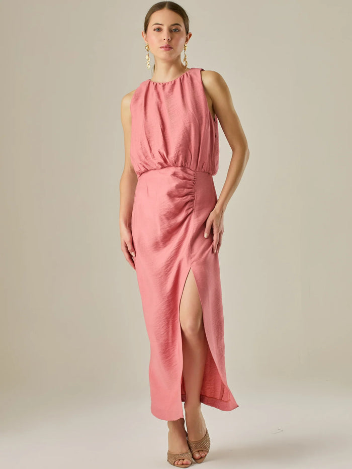 Vestido midi sin mangas con escote redondo y drapeado sutil en la cintura que favorece la silueta. Su tejido suave y caída elegante crean un look sofisticado y minimalista, perfecto para ocasiones que requieren un estilo refinado y actual.

Detalles:

Color: Coral

Material: 85% Rayon 15% Lino

Cuidado: Lavar a mano con jabó