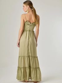Vestido largo con volantes delicados y silueta fluida, ideal para un look femenino y relajado. Su diseño cómodo y versátil combina elegancia natural con un toque romántico, perfecto para los días cálidos.

Detalles:

Color: Taupe

Material: 100% Lyocel