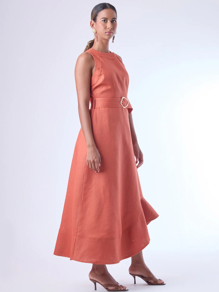 Vestido midi sin mangas, con escote cerrado y un corte limpio en la parte superior que resalta los hombros. Ajustado en la cintura con un cinturón ancho del mismo tejido, adornado con una hebilla metálica asimétrica que agrega un toque distintivo. La falda cae en línea A con una elegante abertura en forma de ola en el bajo, creando un movimiento sutil y femenino. Sofisticado y versátil, ideal para un look pulido con un toque contemporáneo.

Detalles:

Color: Coral
