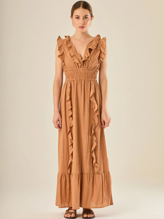 Vestido largo sin mangas con escote en "V" profundo y un diseño con volantes que recorren tanto los tirantes como la parte frontal del busto y la falda. La cintura está fruncida con elástico para dar definición y comodidad, mientras que la falda fluye suavemente con un detalle de volante en el dobladillo, aportando movimiento y un aire femenino al conjunto.

Detalles:

Color: Cafe