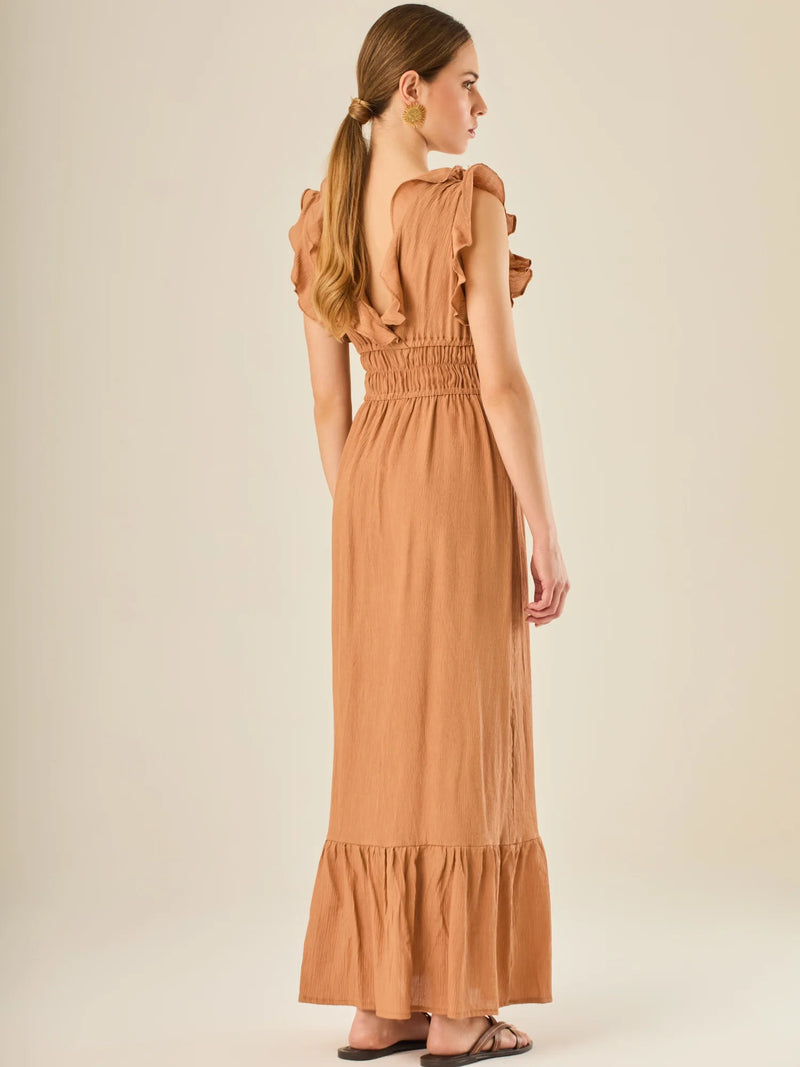 Vestido largo sin mangas con escote en "V" profundo y un diseño con volantes que recorren tanto los tirantes como la parte frontal del busto y la falda. La cintura está fruncida con elástico para dar definición y comodidad, mientras que la falda fluye suavemente con un detalle de volante en el dobladillo, aportando movimiento y un aire femenino al conjunto.

Detalles:

Color: Cafe