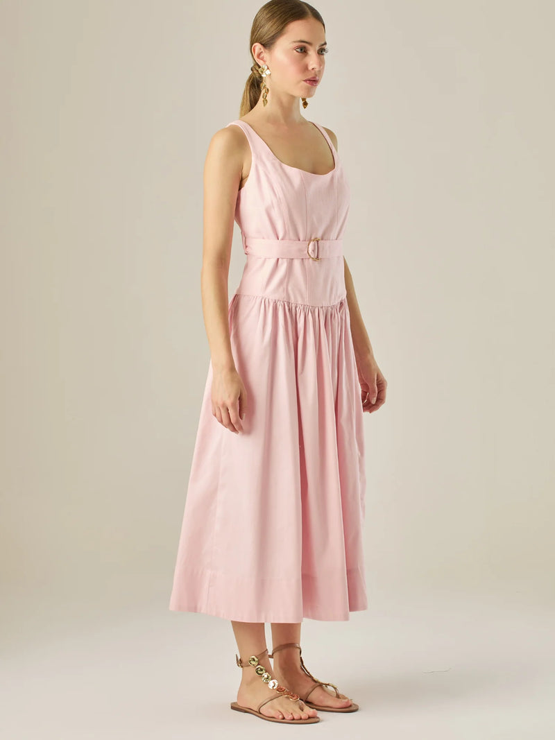 Vestido midi sin mangas con escote redondeado y cinturón decorativo que acentúa la cintura. Su silueta limpia y femenina, junto con la falda con caída suave, lo convierten en una opción elegante y versátil para un look sofisticado y atemporal.

Detalles:

Color: Rosa

Material: 69% Rayon 29% Lino 2% Lino
