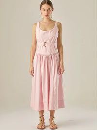 Vestido midi sin mangas con escote redondeado y cinturón decorativo que acentúa la cintura. Su silueta limpia y femenina, junto con la falda con caída suave, lo convierten en una opción elegante y versátil para un look sofisticado y atemporal.

Detalles:

Color: Rosa

Material: 69% Rayon 29% Lino 2% Lino