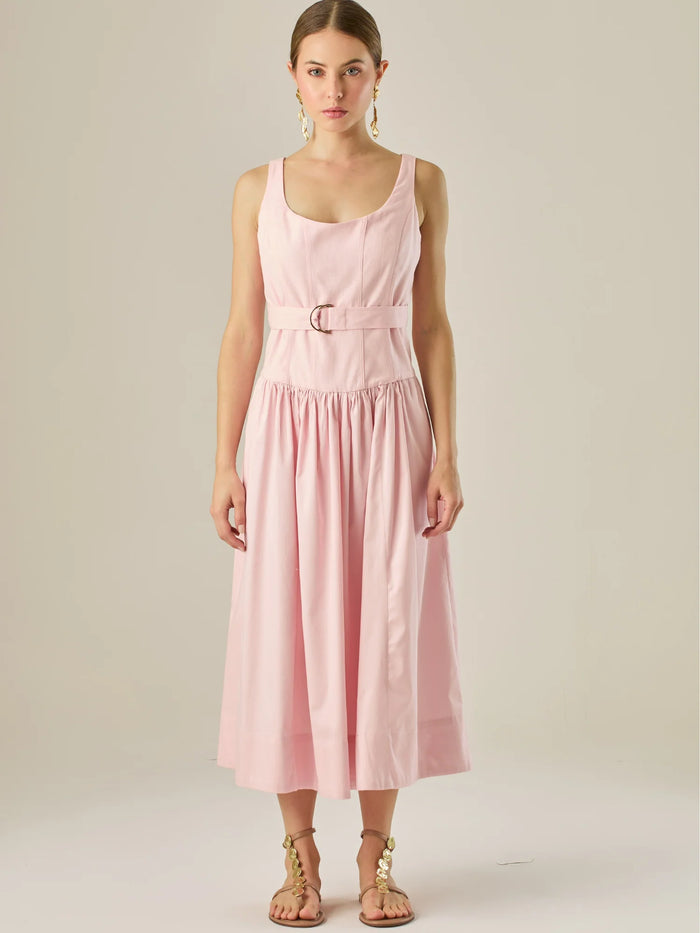 Vestido midi sin mangas con escote redondeado y cinturón decorativo que acentúa la cintura. Su silueta limpia y femenina, junto con la falda con caída suave, lo convierten en una opción elegante y versátil para un look sofisticado y atemporal.

Detalles:

Color: Rosa

Material: 69% Rayon 29% Lino 2% Lino