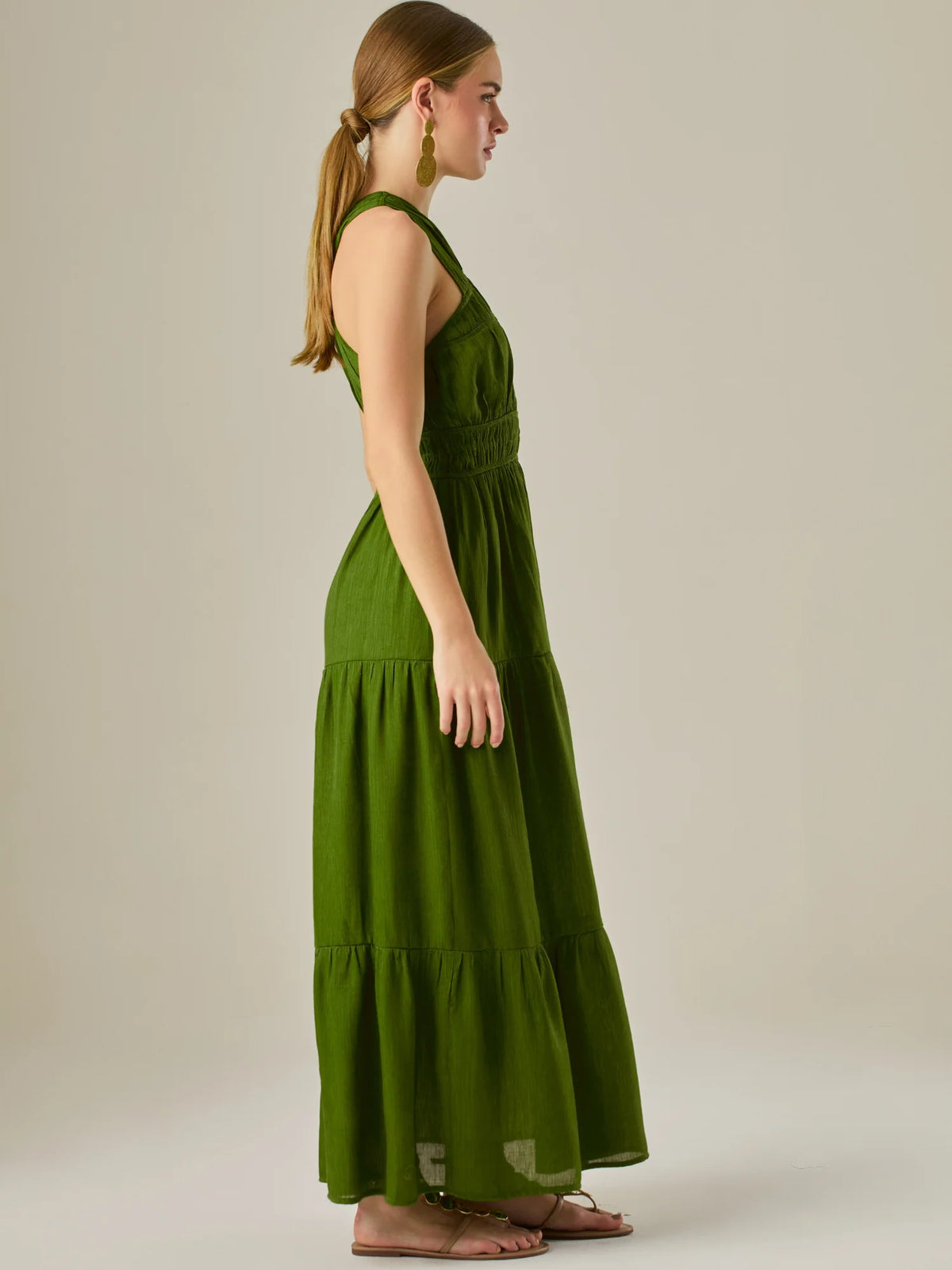 Vestido largo con escote cruzado y espalda descubierta, diseñado con nido de abeja en la cintura que realza la silueta. Su falda amplia en capas añade movimiento y frescura, ideal para un look sofisticado y relajado con un toque natural y encantador.

Detalles:

Color: Verde